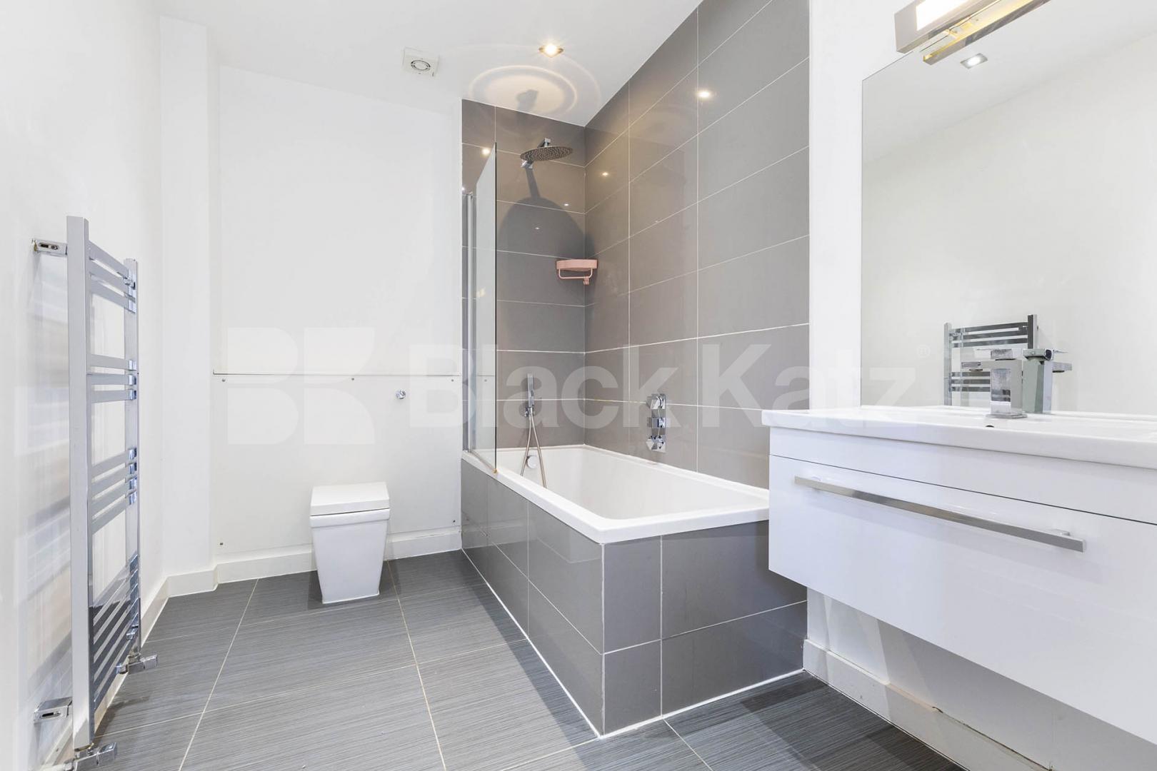 2 bedroom 2 bathroom maisonette in a central location Spelman Street , Brike Lane